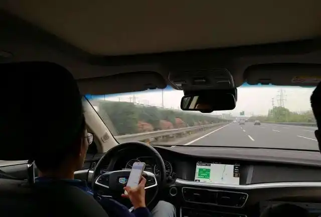 为什么有人说开车时,最能看出一个人的情商和潜力?