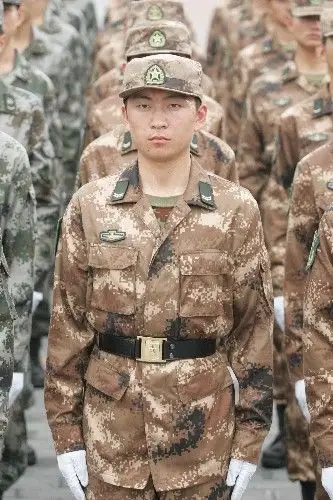 这是荒漠迷彩服.新华社记者 王建民 摄