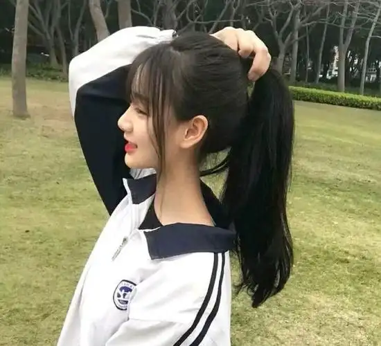 然而,在学生时代,特别是中学阶段,学习是他们的主要任务,衣着打扮往往