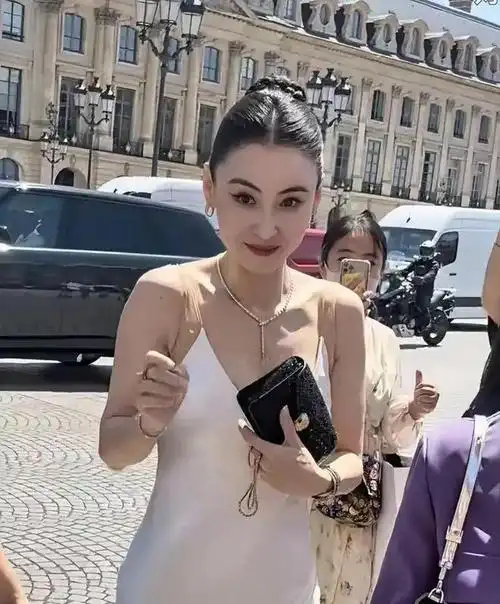 张柏芝巴黎亮相,"奶油裙"配贴发造型显肩宽,手臂壮硕很出戏