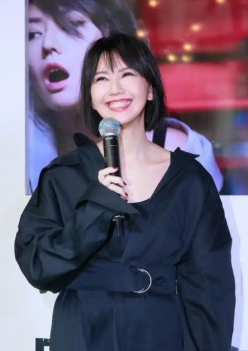 孙燕姿短发红唇美艳动人半穿收腰长裙微露锁骨踩皮靴秀小细腿