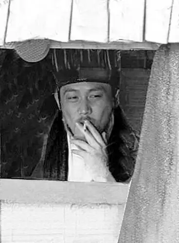 陆毅拍"诸葛亮"晚年戏份 下戏抽烟遭曝光(图)