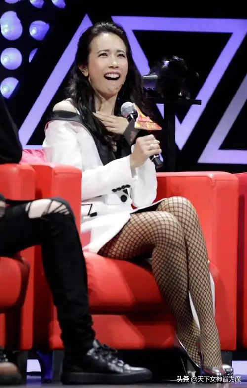 莫文蔚黑色网袜美腿高跟写真