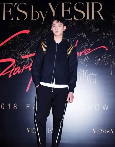 190cm于小彤真会穿搭配风格帅气多变展现高个子男生穿搭技巧