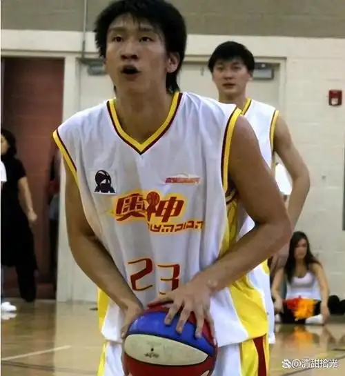 2002年12月8日,17岁的孙悦正式登上cba赛场,在生涯首个赛季交出了一份