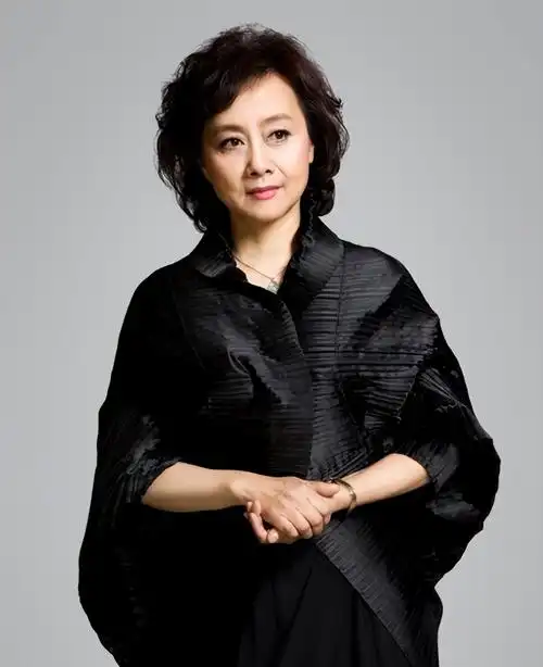 回顾女星黄梅莹丈夫是演员儿子是知名导演73岁依旧努力拍戏