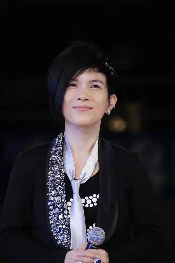 潘美辰.中国台湾乐坛巨星,有着孤冷坚毅的演唱风格,把自尊女性 - 抖音