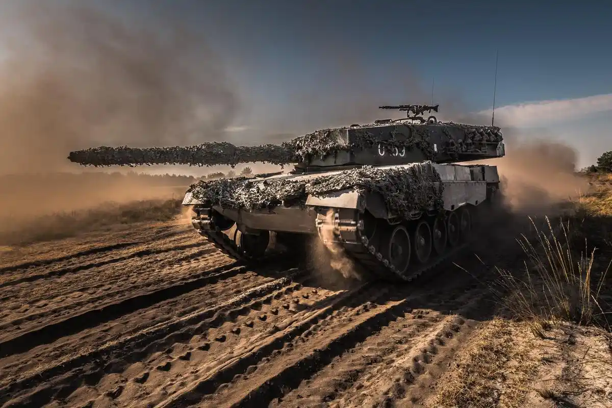 波兰陆军军事演习高清图组,镜头下的"豹2"主战坦克很有气势!