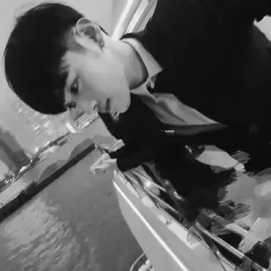 帅哥头像阳高冷帅气 眼神坚定神情有点迷人-男生头像