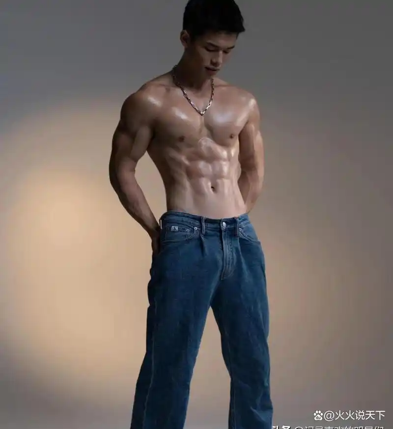 网红男演员:张可帅气迷人十足,身材超级完美哦