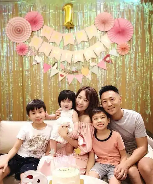 42岁看着像24岁,婚后12年育有两儿一女,全家颜值都超高!