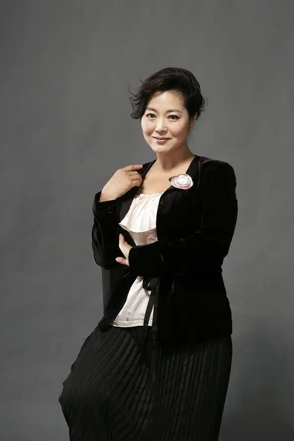 在娱乐圈有一个人,跟李连杰患有一样的病,她对待