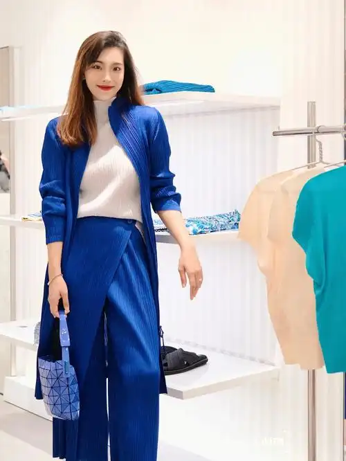 亮色系的配色很适合秋冬90可手提or腋下,背法很多!