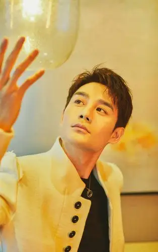 男艺人王凯儒雅帅气时尚活动照