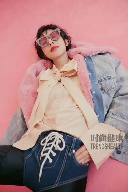 张俪曝光杂志大片 粉色梦幻下的另类时尚