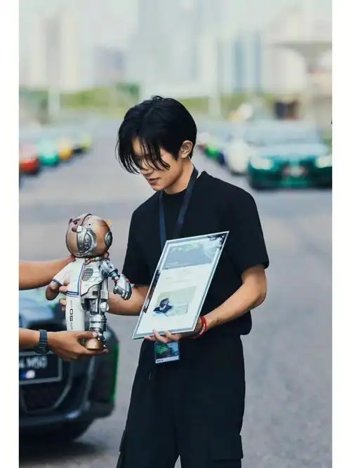 易烊千玺开宝马一个字帅