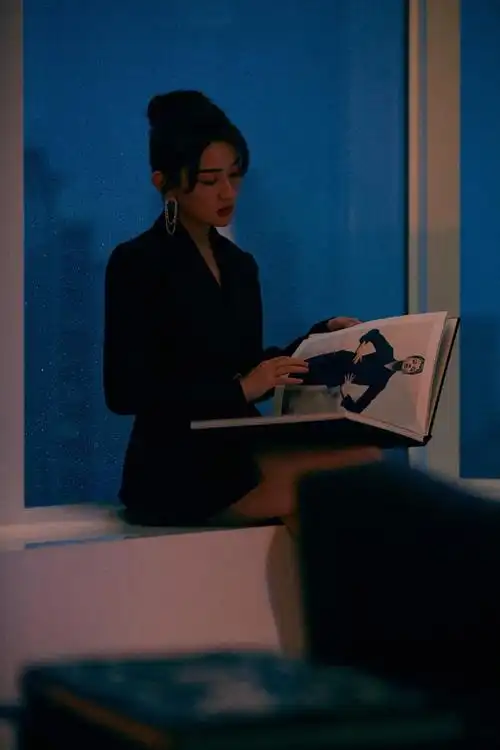 喜欢穿小清新服饰的梁洁最近以真空西装造型惊艳了大家