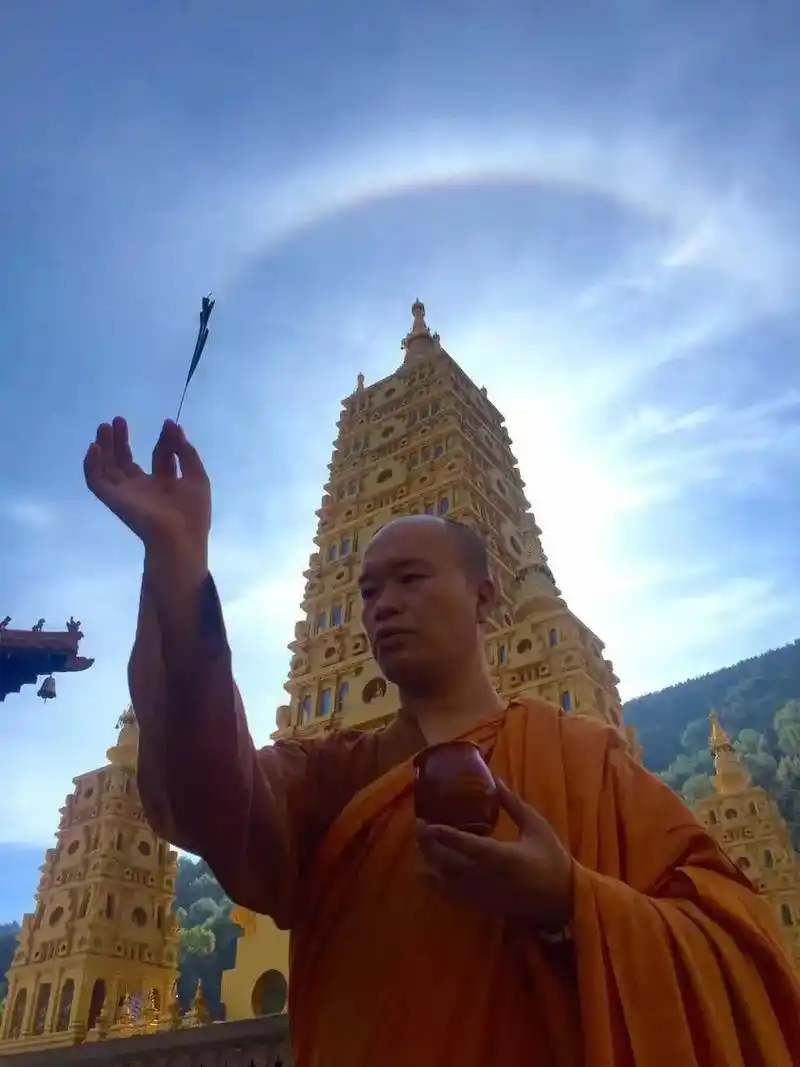 介绍我师傅给大家五台山大宝寺住持照见上师.