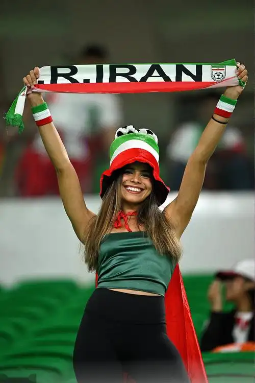 大量伊朗女球迷现身美伊大战 不戴头巾惊艳看台_pp视频体育频道