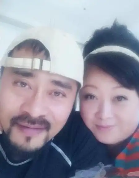 58岁女演员张海燕疑似包养20岁男模高调秀恩爱以妈咪儿子互称