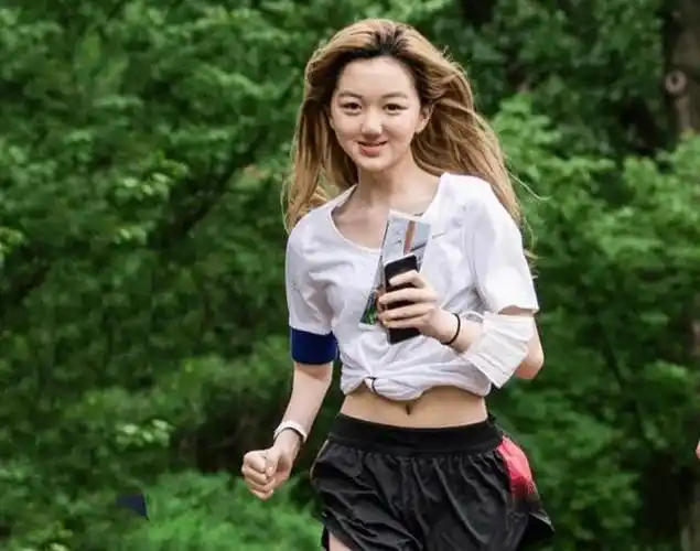 王菲小女儿李嫣生日演唱《喜欢》,继承母亲好嗓音