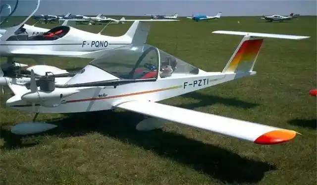 世界上最小的飞机蟋蟀机仅75公斤高12米