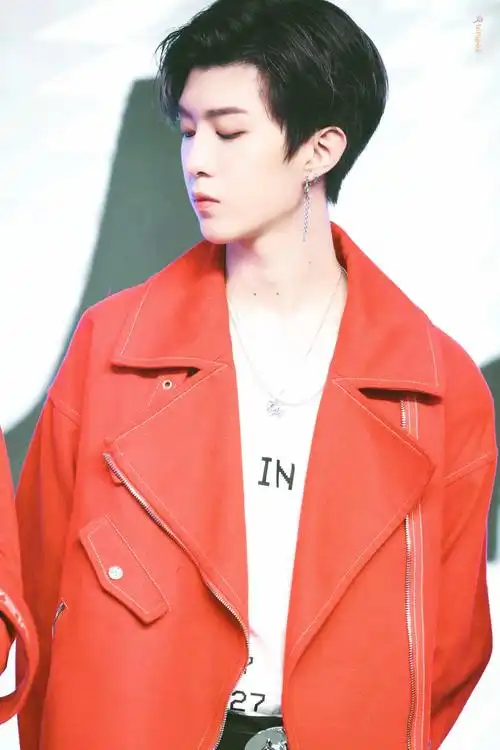 原创范丞丞又换新造型黑毛衣棕西装帅气爆表侧颜神似姐姐范冰冰