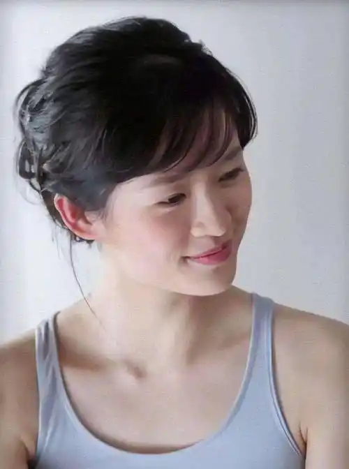 现在的章子怡常以导师,母亲的身份出现在大家眼前,虽然不再是少女的