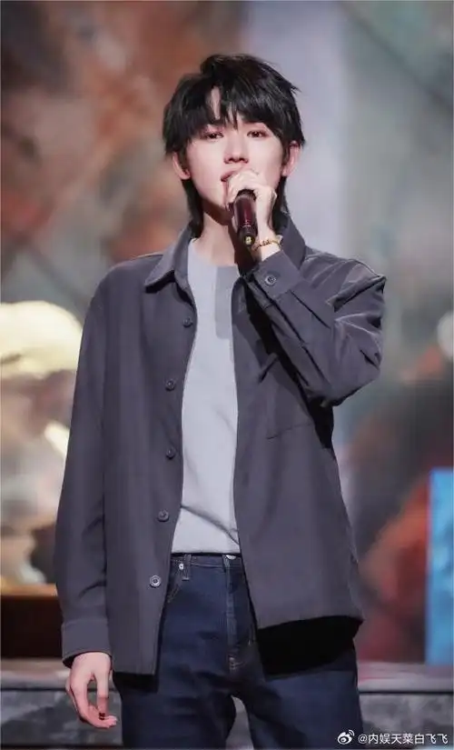 宋亚轩催王牌8快来##宋亚轩手捧鲜花