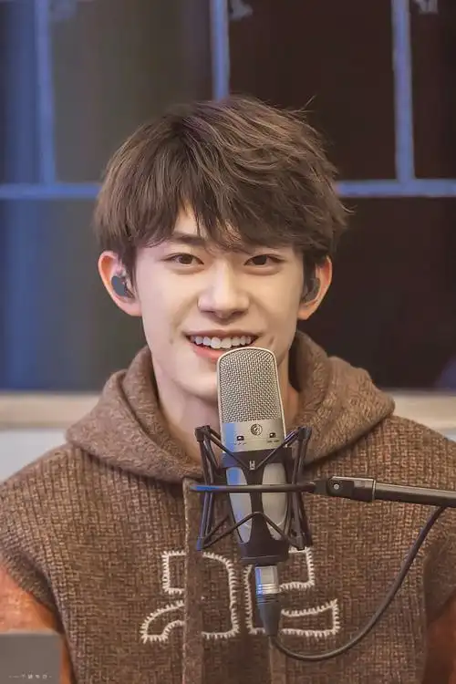 有些人收着收着就成了易烊千玺的颜狗笑容太治愈了,真香定律不会缺席