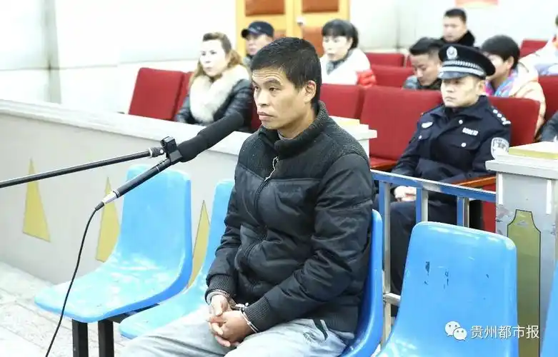 (犯罪嫌疑人龚林在庭上受审.