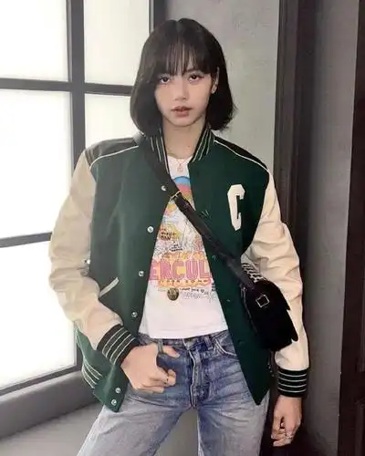 blackpink芭比lisa晒照,棒球衫齐耳短发又甜又飒,回归《青你3》