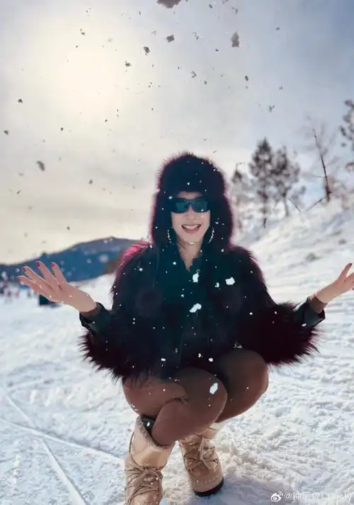 钟丽缇雪地紧身照惊艳网络,完美腰臀比成焦点_情人节_身材_照片