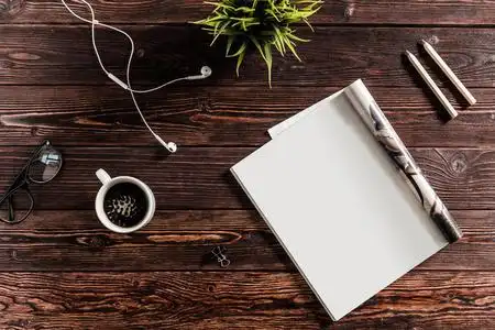 空白的书或杂志的封面上木背景照片