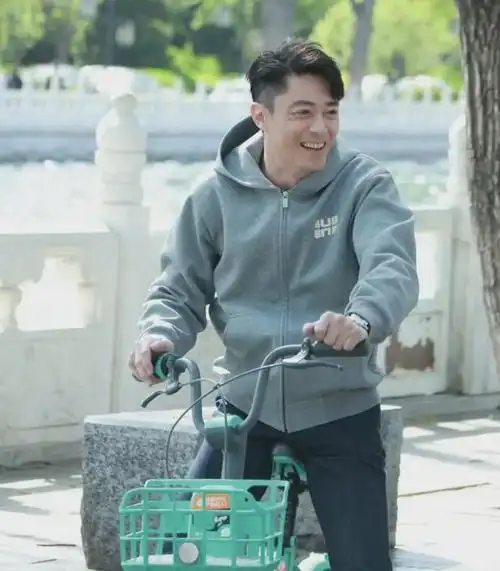 44岁霍建华在北京拍戏疑和26岁张雪迎演情侣被网友吐槽像叔侄