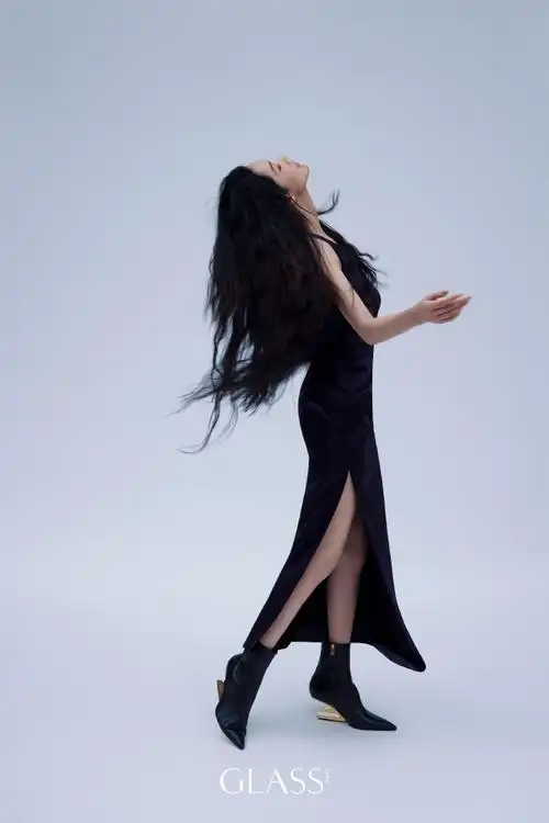 迎来了演员李沁的首登亮相 ,刚结束完 fendi 秋冬高定大秀的行程由眄