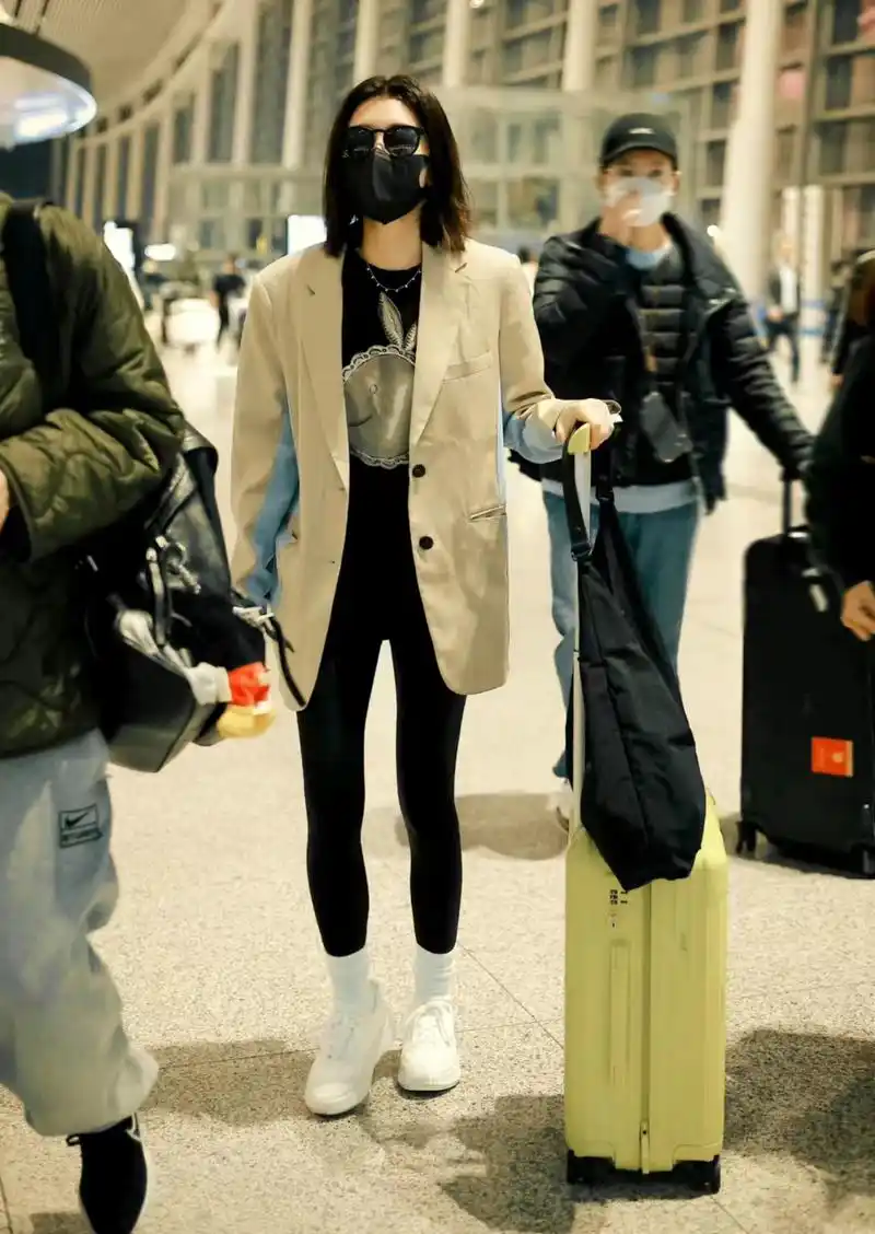 48岁贾静雯现身机场,拼色西装搭配瑜伽裤,显瘦又时髦!