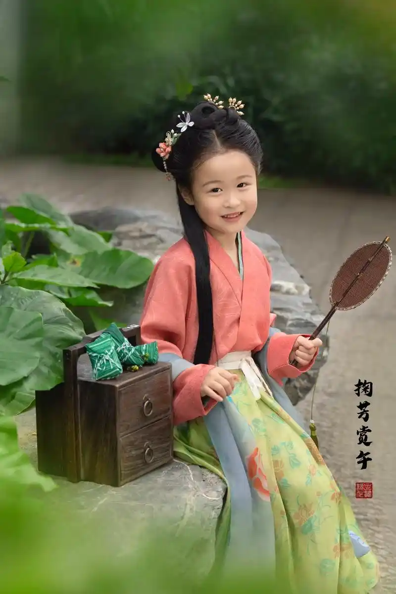 端午节汉服小美女.一年一度端午节,小苹果端午写真特辑来了,希 - 抖音