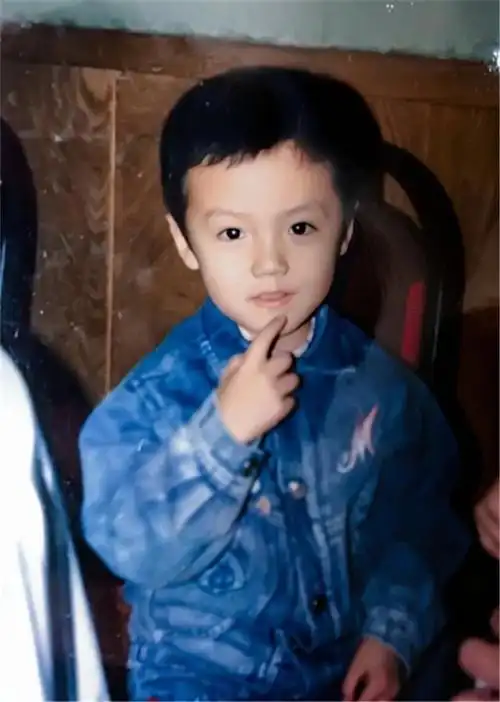 也有不少网友觉得,小时候的他竟然撞脸沙溢的儿子安吉