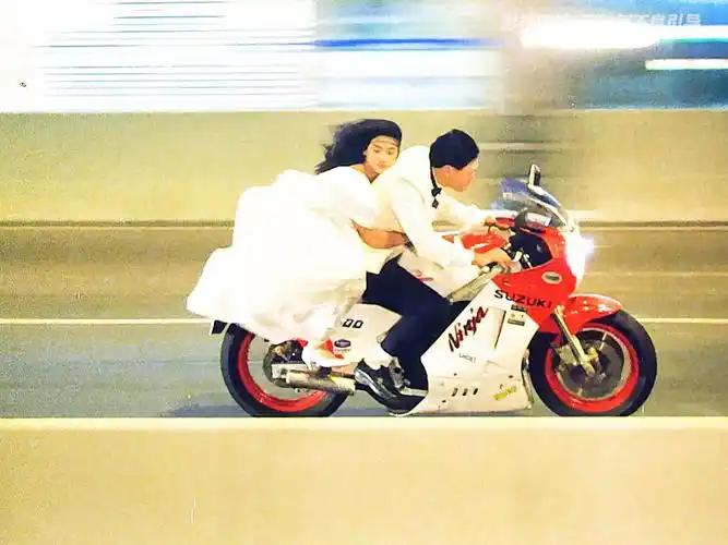 雪白的婚纱,飞驰的摩托,飙着鼻血的华仔