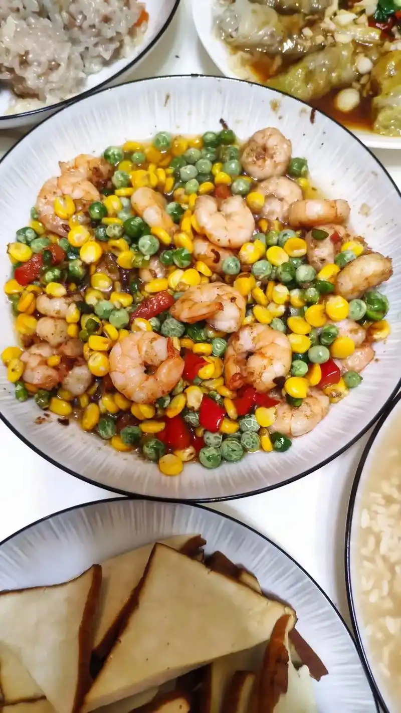 大年三十年夜饭有的跟着抖音学做的生活不易唯美食可治愈