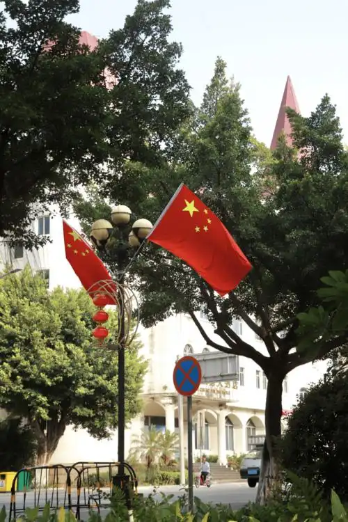 高明街头亮眼的中国红!_五星红旗