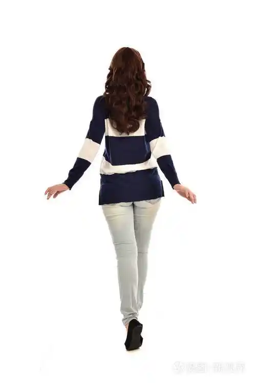 穿牛仔裤和休闲衫的女孩的全长肖像站立姿势孤立在白色工作室背景上