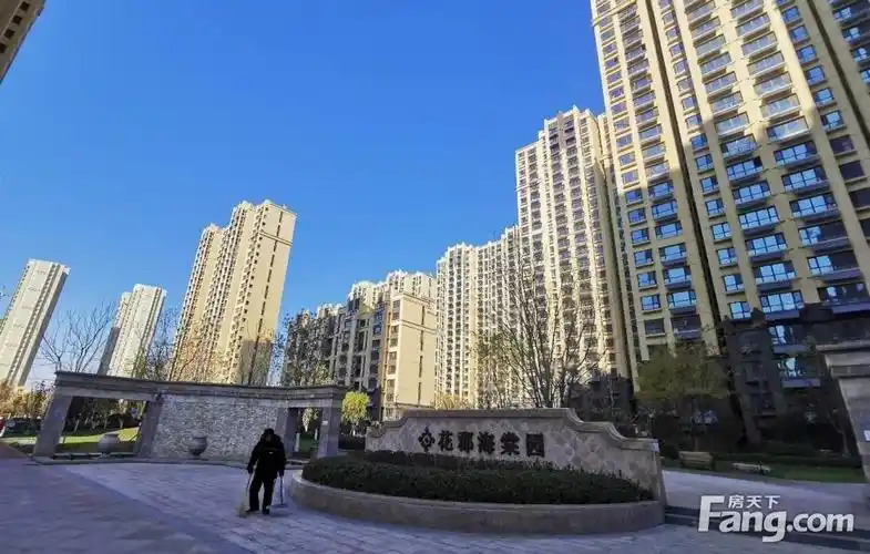 万达广场北侧,南北通透毛坯小三居,108平,,保定莲池东湖片区未来花郡