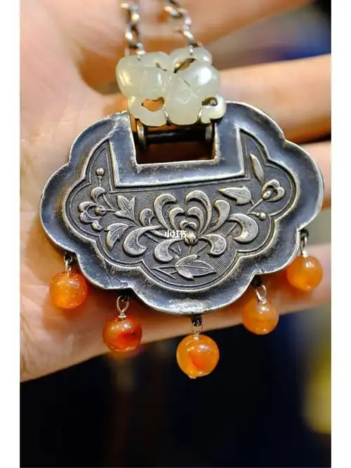 富贵老银锁一套