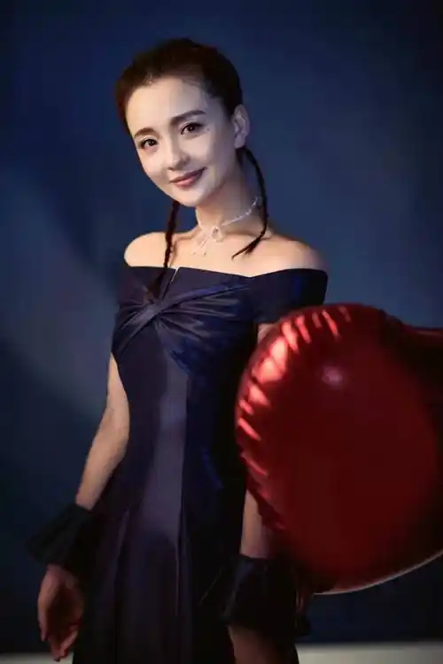 孙茜时尚大片女性气场全开皮手套黑短裙彰显独特魅力