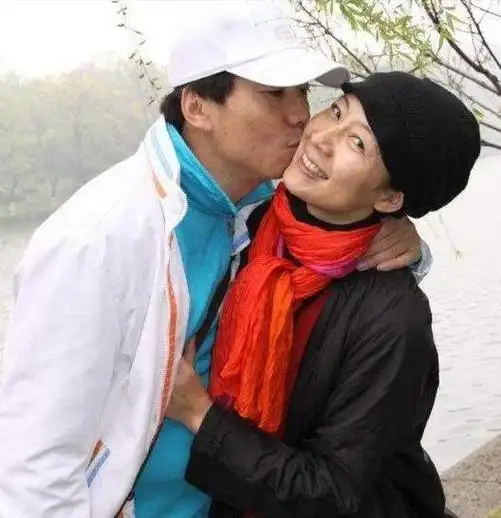 范明:娶大6岁二婚老婆,把继子当亲儿子抚养,如今继子成国家骄傲