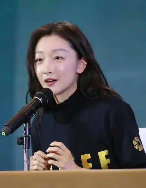 周冬雨今日活动生图,疑似发福,变成大方脸了_黑色_照片_明星