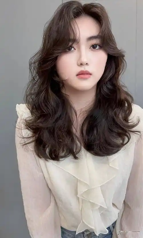 但需要注意的是,发量较少的女性不太适合大卷全头烫,因为会让头发看