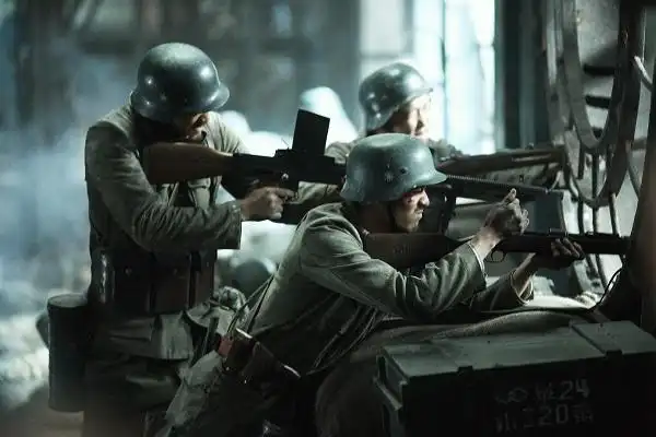 "因为有你们,上海还在" 《八佰》还原抗日战场 重现民族英雄